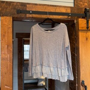 Euc large lightweight sweater shirt cute ruffle bottom